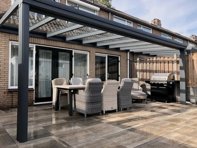 Terrassenüberdachung aus Aluminium und Glas über gemütlicher Sitzecke – Überdachungsmontage Rheinpfalz