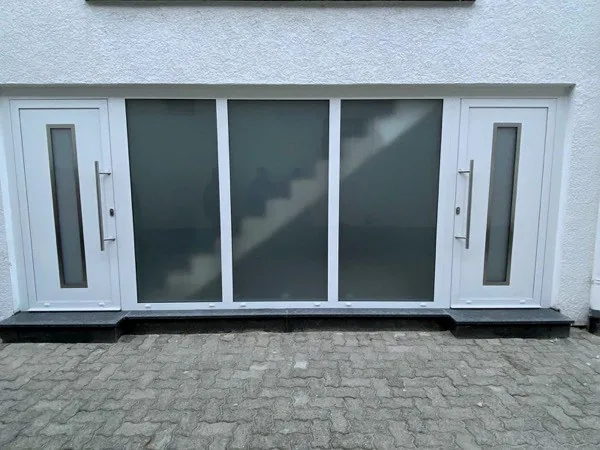 Weiße Doppeltür-Anlage mit Milchglas und Edelstahlgriffen