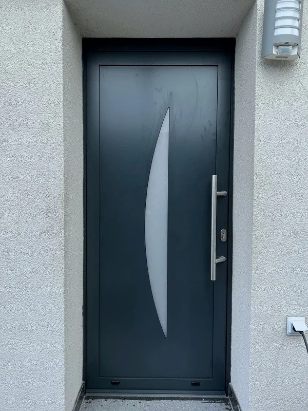 Anthrazitfarbene Haustür mit Sichelglas und Edelstahlgriff – Einfamilienhaus