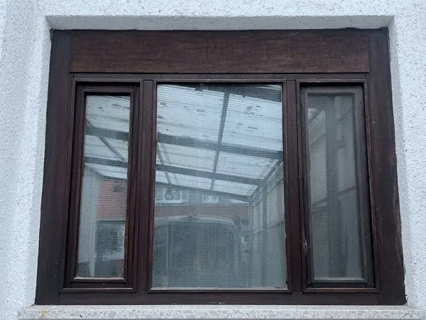 Altes dreiflügeliges Holzelement vor dem Austausch – Altbau Vorderpfalz