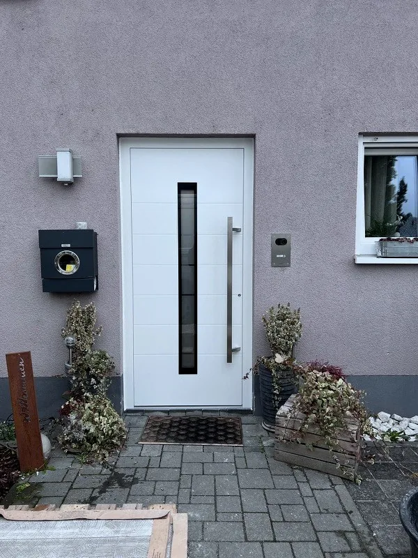 Weiße Haustür mit Glasfenster und Edelstahlgriff – montiert von Rheinpfalz Montage