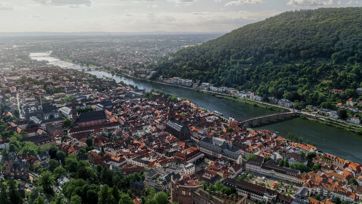 Luftaufnahme der Heidelberger Altstadt mit Neckar und Alter Brücke – Fenstermontage Heidelberg