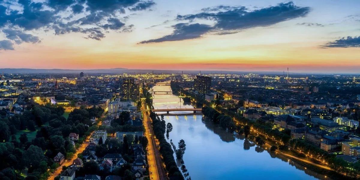 Luftaufnahme von Ludwigshafen am Rhein bei Sonnenuntergang – Einsatzgebiet von Rheinpfalz Montage