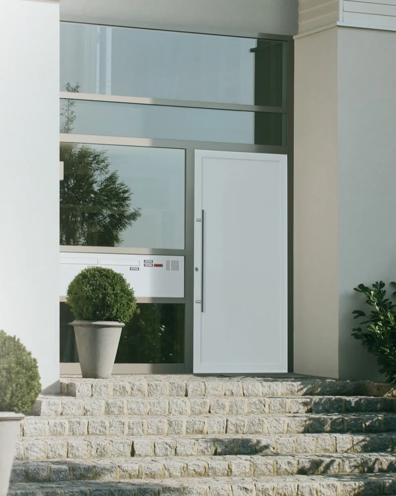 Moderne weiße Haustür mit Seitenteil und Oberlicht – fachgerecht montiert
