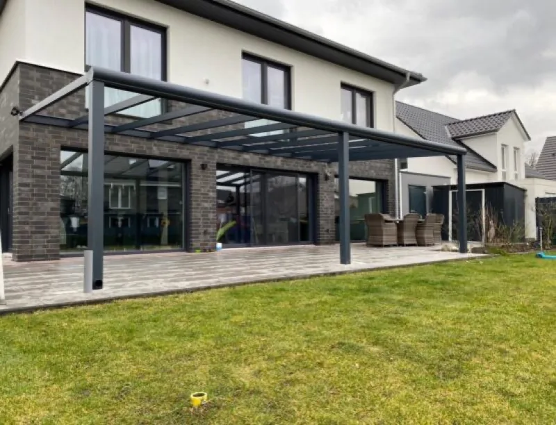 Terrassenüberdachung aus Aluminium und Glas – fachgerecht montiert